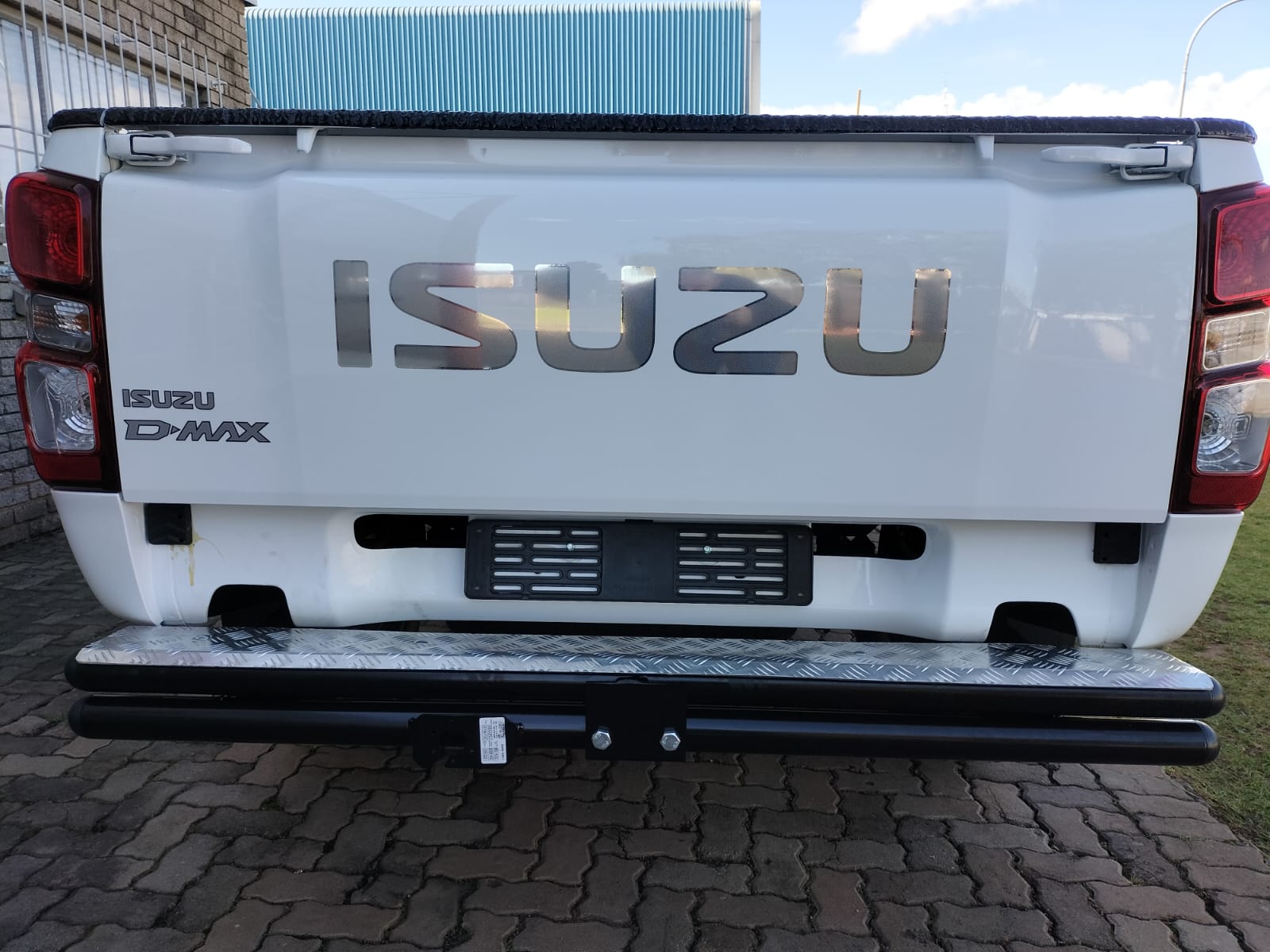 Isuzu Towbar double tube step Dmax includes wiring harness Gen7 2022